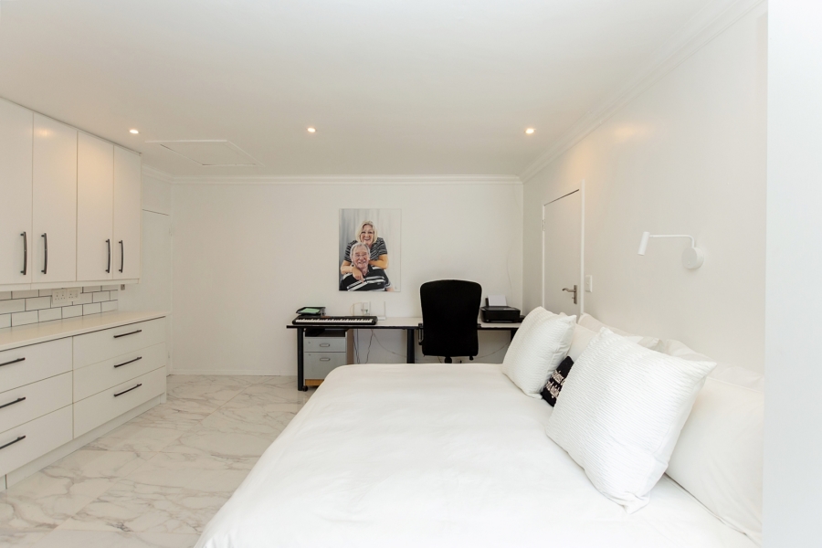 5 Bedroom Property for Sale in Golden Mile Western Cape